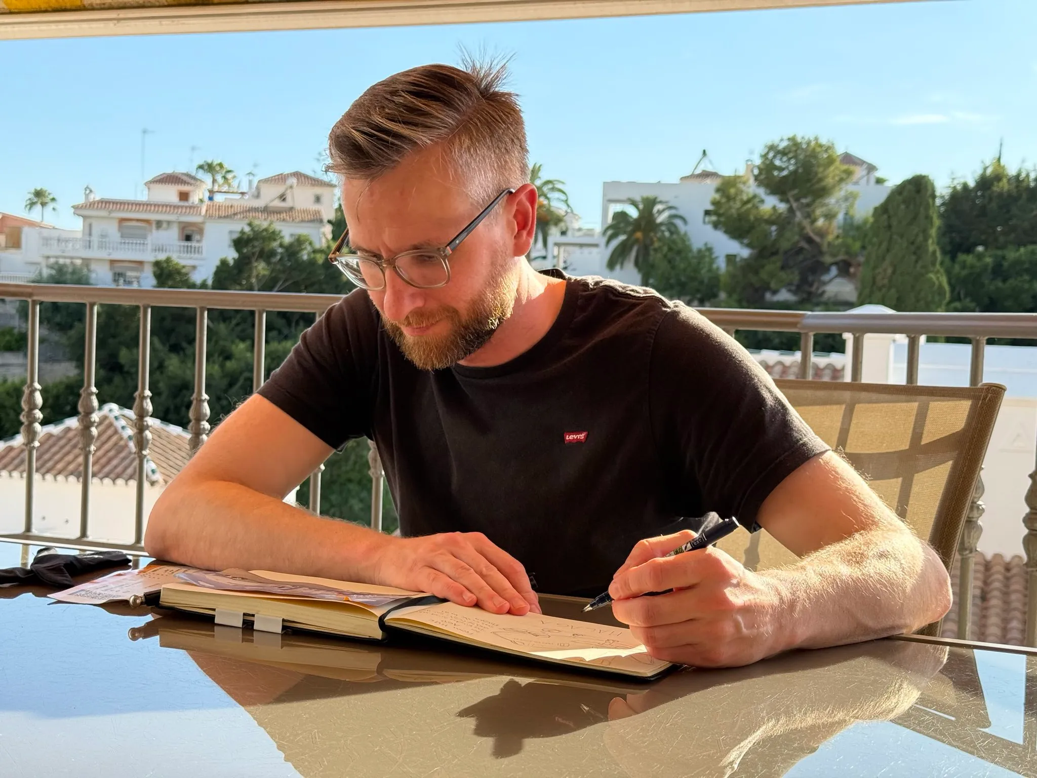 Andreas sketchnoting outdoors